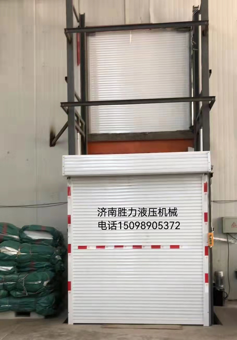 二層工業貨梯配帶卷簾門